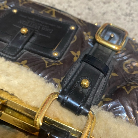 LOUIS VUITTON Patent Monogram Shearling Sac Thunder - Picture 15 of 15